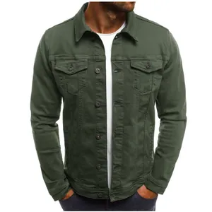 Λεπτομερής προβολή του ανδρικού casual λαδί denim cargo τζάκετ με κουμπιά σε slim fit