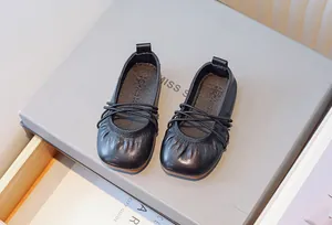 Bailarinas de cuero suave negro para niñas con correas elásticas cruzadas suaves