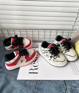 Dettaglio di scarpe da ginnastica per bambini in stile graffiti fumetto 2D con suola morbida