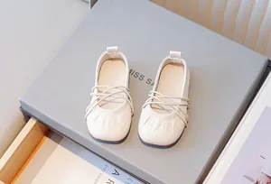 Bailarinas de piel suave crema para niñas con correas elásticas cruzadas