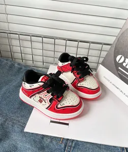 Dettaglio delle scarpe da ginnastica rosse e bianche in stile fumetto con testo Shohoku 10.