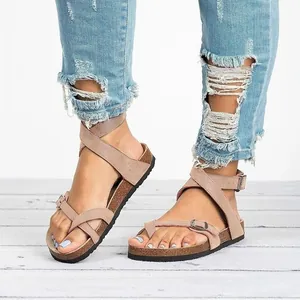 Vista detallada de sandalias romanas beige para mujer con hebillas