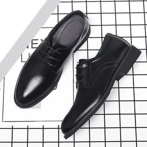 Classiche scarpe eleganti da uomo in pelle nera per abbigliamento formale da ufficio