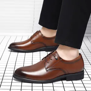 Eleganti scarpe da lavoro in pelle marrone da uomo con classico design stringato.