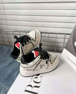 Dettaglio di scarpe da ginnastica per neonati in stile fumetto con profili neri effetto 2D.