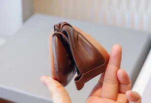 Primer plano que muestra la flexibilidad extrema de las bailarinas de cuero suave marrón