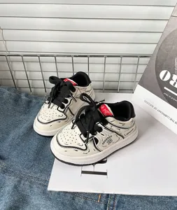 Dettaglio delle sneakers per neonati stile scarabocchio con suole morbide per camminare.