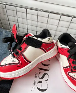 Dettaglio scarpe da ginnastica stile manga per bambini in rosso e bianco con velcro
