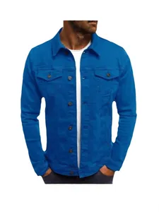 Klassiek heren slim fit felblauw denim jack met knoopzakken en een omgeslagen kraag