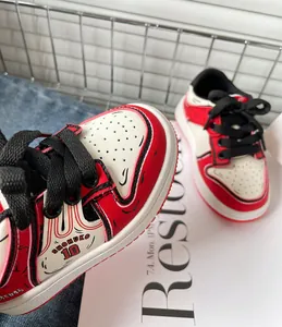 Dettaglio macro di scarpe da ginnastica rosse e bianche stile manga per bambini Shohoku 10