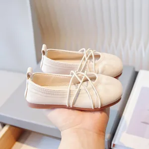 Bailarinas de piel suave blanco crema para niñas con correas cruzadas