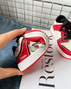 Primo piano della suola morbida e flessibile di scarpe da ginnastica rosse e bianche