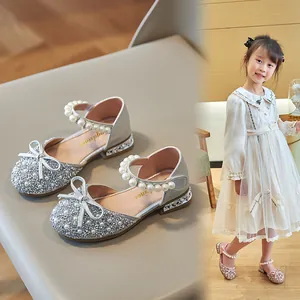 Girls' silver glittery princess sandals with bow and pearl strap for summer parties