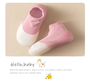 Vista detallada de calcetines antideslizanti para bebés en rosa y blanco con suela suave