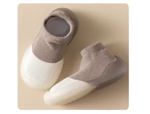 Vista detallada de calcetines zapato para bebé bicolor con suelas antideslizantes de caucho suave
