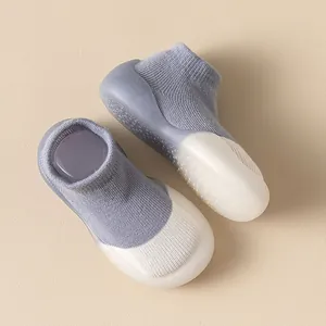 Calcetines para bebé en punto gris y blanco con suela de goma suave antideslizante