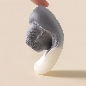 Calcetines de suelo para bebé flexibles y antideslizantes con parte superior gris