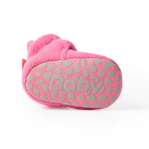 Vista detallada de la suela antideslizante de un zapato de lana rosa para bebé