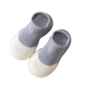 Calcetines de suelo antideslizantes para bebé con diseño de punto gris y blanco suave