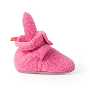 Patucos suaves de forro polar rosa con forro cálido y suelas antideslizantes para bebés.