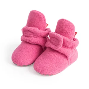 Botines de lana rosa para bebé con correas de velcro ajustables para infantes.