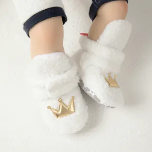 Botines de peluche para bebé con corona dorada y una suela suave antideslizante.