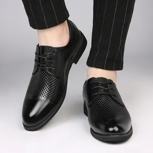 Eleganti scarpe stringate in pelle nera traspirante da uomo con motivo traforato.