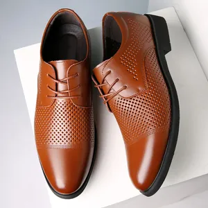 Scarpe eleganti da uomo in pelle marrone con design laser traspirante per ufficio