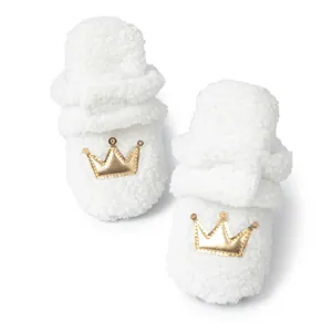 Zapatos acogedores de sherpa blanco para bebé con corona dorada y suelas blandas cómodas