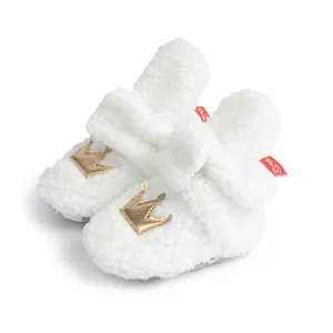 Zapatos de peluche blancos para bebé con bordado de corona dorada y suela blanda