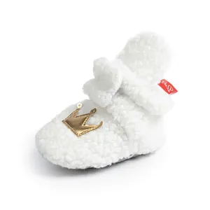 Botines de sherpa blanco para bebé con corona dorada para el calor del invierno