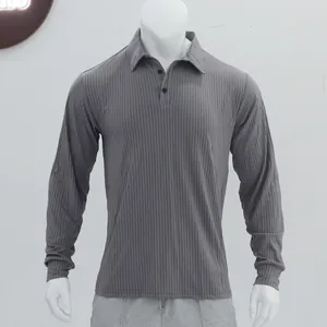 Close-up van grijs poloshirt met lange mouwen en verticale ribtextuur op een mannequin