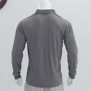 Achteraanzicht van een grijs geribbeld poloshirt met lange mouwen voor heren en klassieke kraag