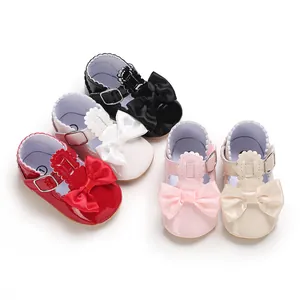 Detailansicht von Baby Mary Jane Lauflernschuhen mit Satinschleifen in verschiedenen Farben