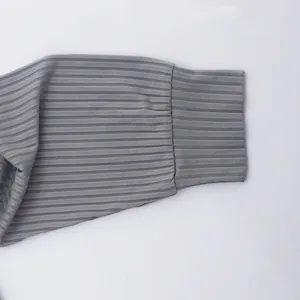 Detailopname van de grijze geribde manchet op een heren polo shirt met lange mouwen