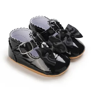 Detailansicht der Lauflernschuhe für Babys aus Lackleder mit großer schwarzer Schleife