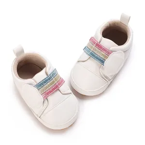 Witte baby sneakers met zachte zolen en klittenband met regenboogglitters