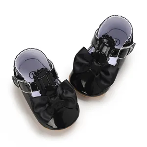 Elegante glänzende schwarze Baby-Lauflernschuhe für Mädchen mit großen Schleifen