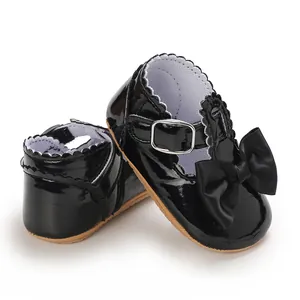 Detailansicht der schwarzen Lackleder-Babyschuhe für Mädchen mit einer Schleifenverzierung