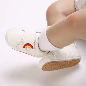 Witte baby loopschoentjes met regenboogborduurwerk en zachte antislipzool voor baby's