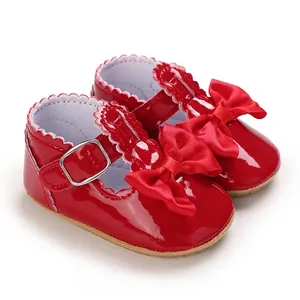 Rote Lackleder-Lauflernschuhe für Mädchen mit großen Schleifen