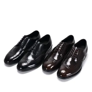Vue détaillée de chaussures richelieu brogue en cuir poli pour hommes, noir et marron