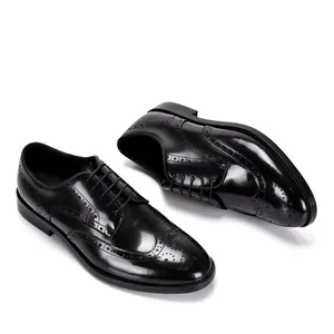 Vue détaillée de chaussures Derby richelieu en cuir verni noir avec découpes fleuries.