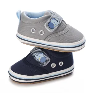 Scarpe primi passi morbide per neonati con velcro a elefante, grigio e blu scuro.