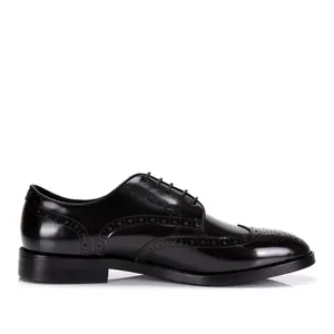 Profil latéral de chaussures derby brogue noires pour hommes avec détails classiques