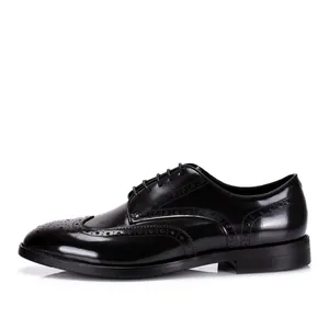 Détail de chaussures Derby Brogue en cuir noir avec motifs wingtip vintage élégants