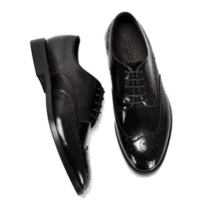 Vue détaillée des chaussures Derby Brogue noires pour hommes avec découpes bout golf élégantes