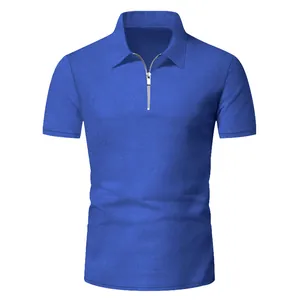 Dettaglio della trama in maglia a nido d'ape e della cerniera di una polo blu da uomo