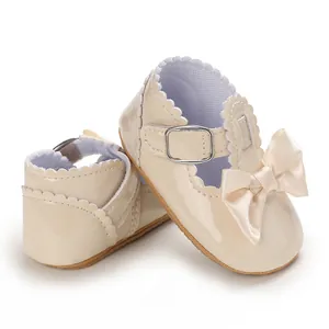 Detailansicht cremefarbene Baby-Lauflernschuhe mit Seidenschleife und Wellenrand für Mädchen