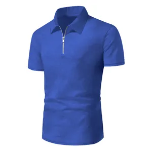 Dettaglio di polo da uomo blu in tessuto a nido d'ape con zip parziale